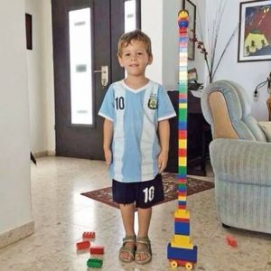 Daniel Tragerman et sa tour de lego
